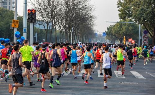 跑一场马拉松需要做些什么？如何从短距离完成半马和全马？