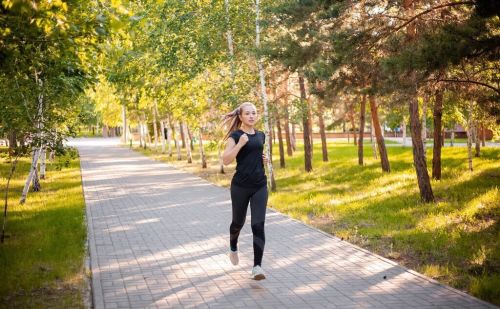 为什么越来越多的中年人的体育锻炼大多偏爱跑步？需要注意些什么