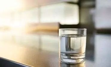 肾病患者应少喝水还是多喝水？怎么才是合理？
