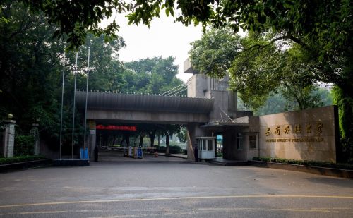 西南政法大学和华东政法大学哪个好？