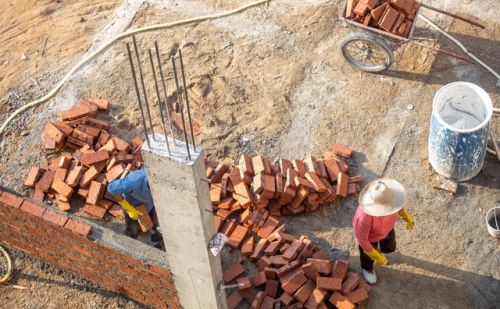 对于农村自建房的建造技巧，“先浇柱子后砌墙”的柱子是构造柱还是承重柱？