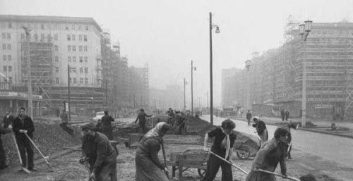 为什么二战德国战败后国家一片废墟，几乎没有男丁了还会取得飞速发展？