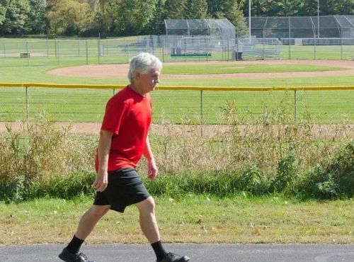 人过七十，从走路能看出寿命的长短？什么样的走路姿势更长寿？