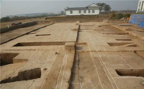 西安在7000年前就有中国第一个城市杨官寨城市，为什么夏商朝没在西安建都？