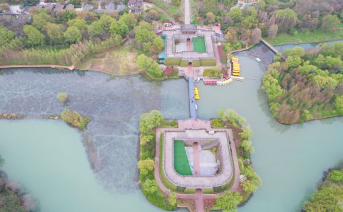 扬州有一个免费的公园，是4A景区，风景清幽，花开灿烂，游客很少