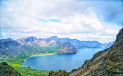 吉林有一个神秘的高山湖泊，16座山峰环绕，一年只有50天可以看到