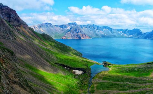 吉林有一个神秘的高山湖泊，16座山峰环绕，一年只有50天可以看到