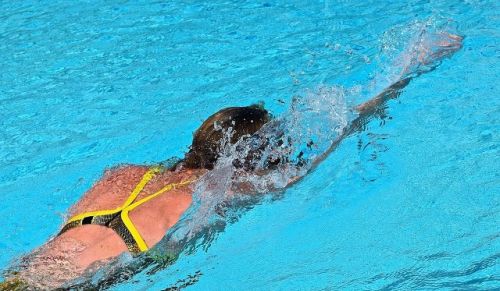 经常游泳的人容易得风湿是真的吗？