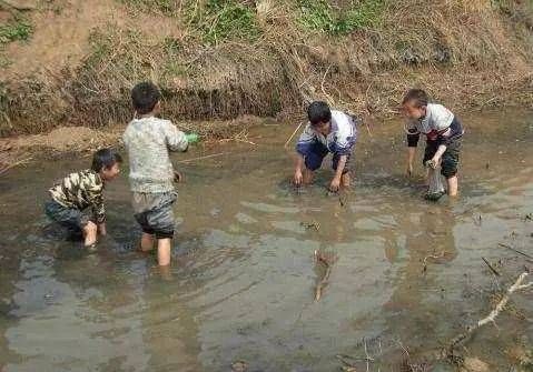 乡下长大的伙伴们，还记得你小时候玩过什么有意思的，城里没有的玩意儿吗？