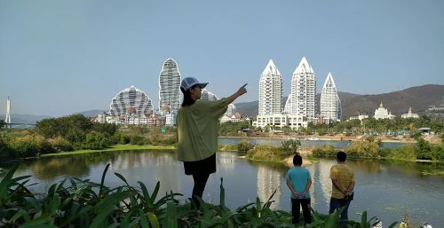 想去那种风景好，消费不是很高的南方旅居，哪个城市比较合适？