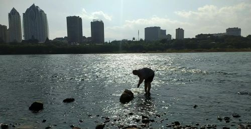 想去那种风景好，消费不是很高的南方旅居，哪个城市比较合适？