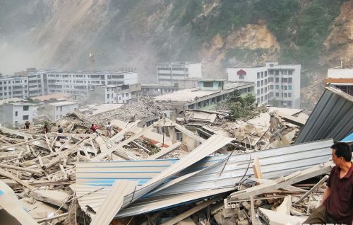 地震时，大楼底层的人和顶层的人相比，谁的生还几率大呢？