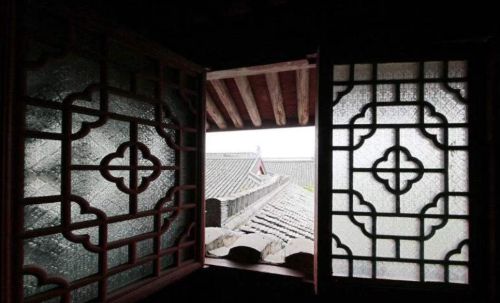 中国古代根本没有玻璃，只有简单的窗户纸，如何防止被外人偷窥？