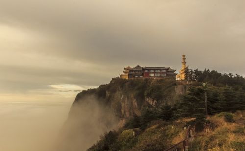 普陀山、九华山、五台山和峨眉山，哪座山最值得一去？