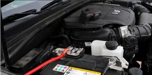 汽车蓄电池帮别人搭线先连接正极还是负极？