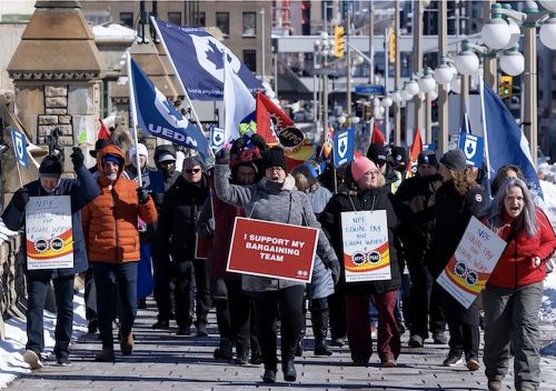 一觉醒来，半个加拿大瘫痪了，加拿大为什么罢工？
