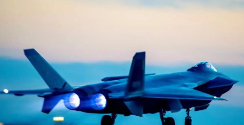 不同战斗机飞行时，喷出蓝色尾焰或红色尾焰，有什么区别？