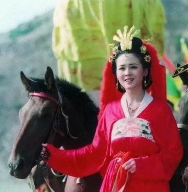 唐朝文成公主和尼泊尔尺尊公主谁在吐蕃的地位更高？