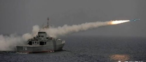 以伊朗现在的军事实力，能用饱和攻击方式炸沉美国航母吗？