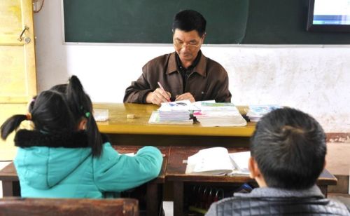 教龄满30年的农村中小学教师晋升副高级职称的基本条件是什么？