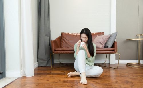 房子要装修，女朋友坚持客厅用木地板，而我全家人都让我用瓷砖，我该怎么办呢？