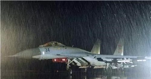 下雨天战斗机可以正常飞吗？