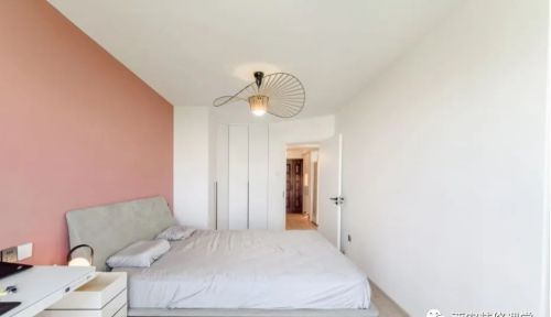 小面积的客厅用什么颜色的乳胶漆比较好？