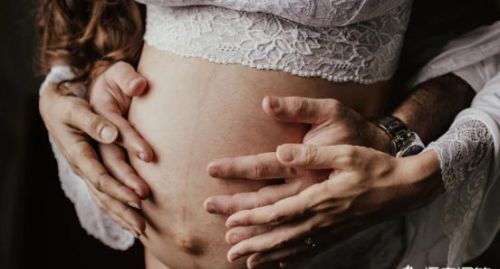 怀孕3个月了，便秘比较严重，胀气也比较厉害一直在放屁，应该怎么做呢？