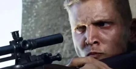 多数狙击手电影里，狙击手不用弹夹，而是直接拉开枪栓把子弹放到枪膛里，这样做的目的是什么？
