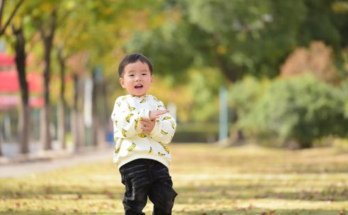 有些人认为：孩子必须要自己带，否则孩子跟自己就不亲，你怎么看？