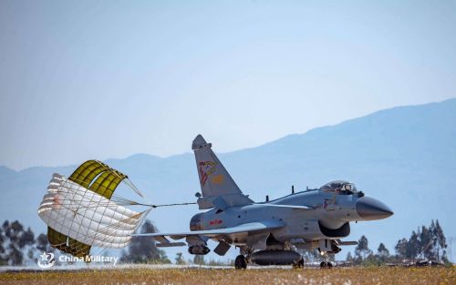 歼10能否打过日韩的F15和东南亚的苏30之类的重型机？