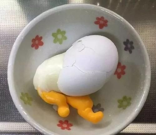为什么白水煮鸡蛋会裂开，和鸡蛋本身新鲜度有关吗？