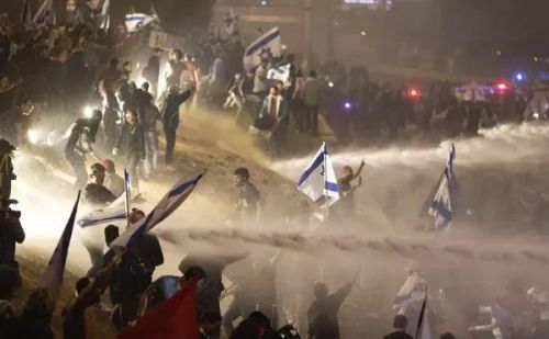 以色列爆发示威游行，规模空前，中东小霸王路在何方？