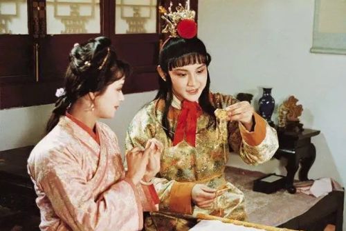 为什么《红楼梦》里王熙凤喜欢林黛玉比薛宝钗更甚，明明薛宝钗才是她的亲表妹啊？