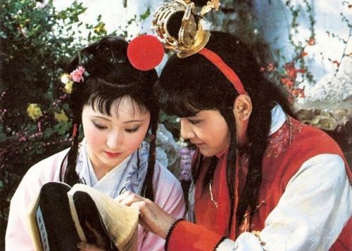 为什么《红楼梦》里王熙凤喜欢林黛玉比薛宝钗更甚，明明薛宝钗才是她的亲表妹啊？