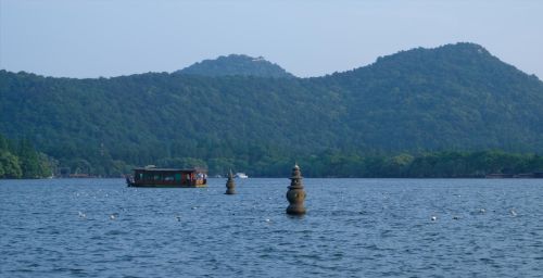 \n武汉的东湖可以媲美杭州西湖吗？