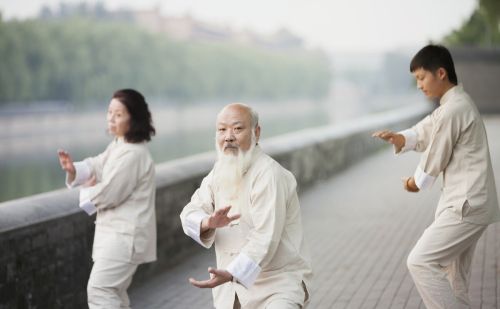 现在很多中老年人热衷于抬腿，压腿，拉筋，这样做对身体益处大吗？