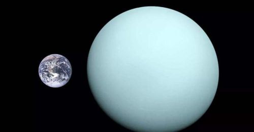 为什么太阳系其他行星都站着只有天王星躺着？