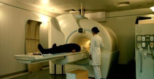 做核磁共振时，医生让家属留下自己却出去，是因为辐射太大了吗？