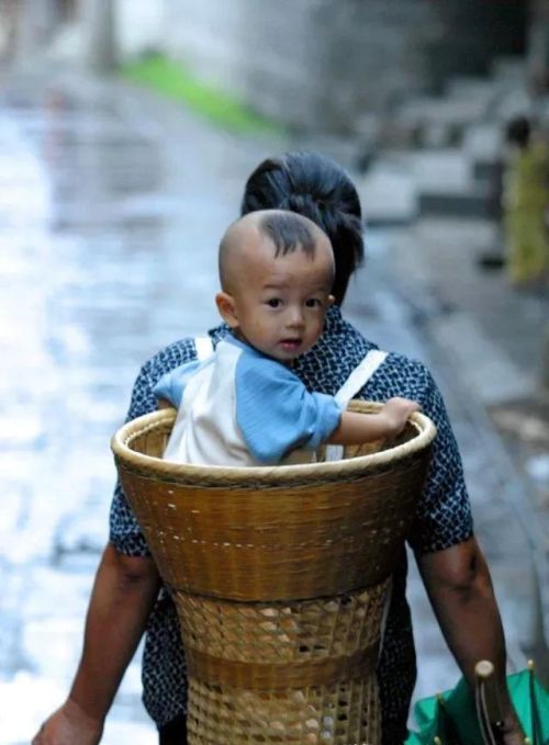 为什么云南，贵州的一些地方，不管男女老少出门都喜欢背个箩筐？有什么用处吗？