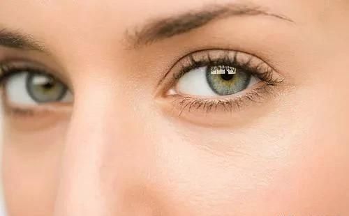 眼皮经常肿是怎么回事？