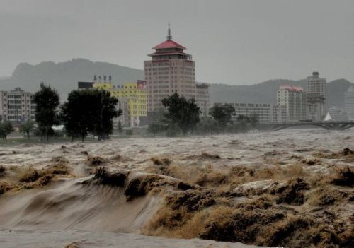 如果从明天开始连下1万年的雨，人类会灭绝还是进化？