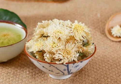 现在很多人在喝茶的时候都爱放一朵菊花，说是能去火败毒，是真的吗？