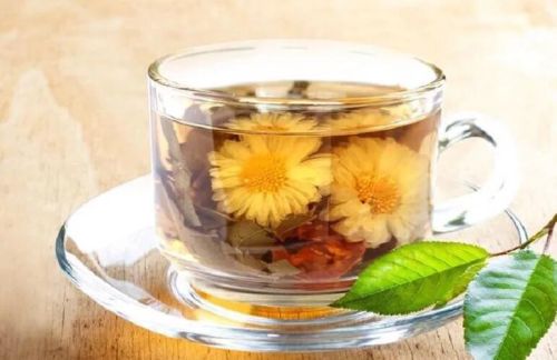 现在很多人在喝茶的时候都爱放一朵菊花，说是能去火败毒，是真的吗？