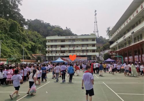 学校发个短信就要家长身份证号，手机号，家庭住址，合理合法吗？要配合吗？