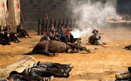 古代的一些战役在打仗前，士兵会把箭在粪便里插一下，这是为何？