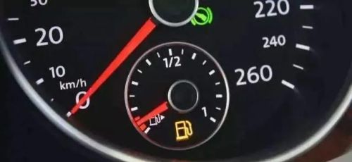 汽车油箱油量指示灯亮起，再继续行驶会损坏油泵吗？