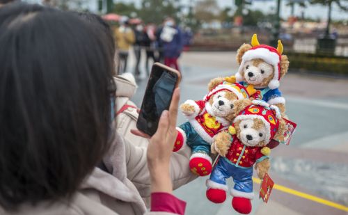 感觉香港迪士尼与上海迪士尼冰火两重天，原因是什么？