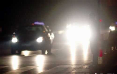 高速路上怎样提醒后车把远光灯关掉？