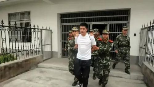 死刑犯被押赴刑场时是一种什么状态？